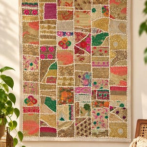 Tapiz de pared de patchwork de sari indio hecho a mano / Decoración étnica bohemia bordada para el hogar / 36 x 24 pulgadas