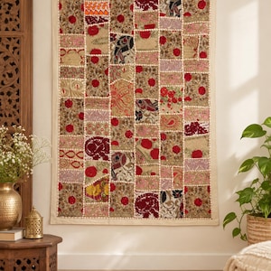 Tapiz de pared de patchwork de sari indio hecho a mano / Decoración étnica bohemia bordada para el hogar / 36 x 24 pulgadas