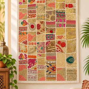 Tapiz de pared de patchwork de sari indio hecho a mano / Decoración étnica bohemia bordada para el hogar / 36 x 24 pulgadas