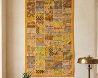 Ręcznie robiony indyjski gobelin z sari – haftowana ozdoba ścienna, żywy wystrój etniczny boho (120 x 60 cm)