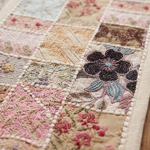 Broderad bordslöpare med lapptäcke, bohemisk matdekoration i blandat tyg bild 7