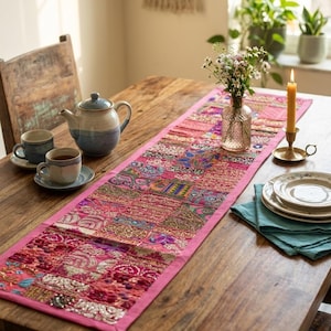 Broderad bordslöpare med lapptäcke, bohemisk matdekoration i blandat tyg Rosa
