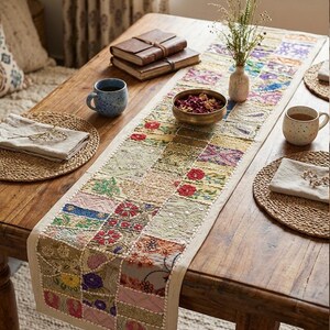 Peut inclure: Un chemin de table rectangulaire compos&eacute; d'un assemblage de carr&eacute;s de tissu brod&eacute;s aux motifs floraux et g&eacute;om&eacute;triques vari&eacute;s, d&eacute;clin&eacute;s dans des tons de rouge, jaune, vert, bleu et rose, le tout bord&eacute; d'une bande de tissu de couleur claire.
