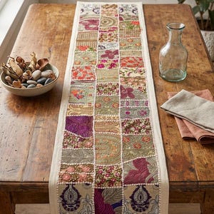Camino de mesa de patchwork hecho a mano de 60 x 15 pulgadas, decoración de sari bordado bohemio, colorido detalle de mesa indio