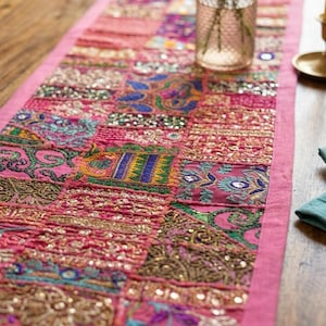 Broderad bordslöpare med lapptäcke, bohemisk matdekoration i blandat tyg bild 5