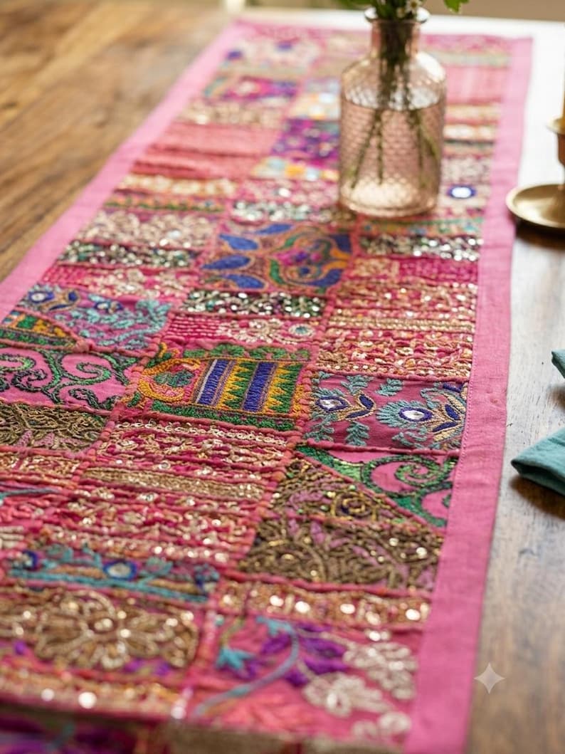 Broderad bordslöpare med lapptäcke, bohemisk matdekoration i blandat tyg bild 5
