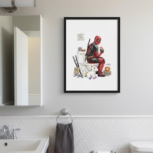 Könnte beinhalten: Gerahmter Kunstdruck mit Deadpool in einem Badezimmer, der auf einer Toilette sitzt und isst. Das Kunstwerk zeigt ein Einhorn, Schwerter und ein Schild mit der Aufschrift "Heel with a smile". Der Druck ist in einem schwarzen Rahmen.