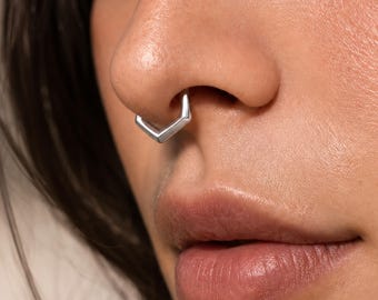 16G Titanium V Shape Septum Ring Clicker Silver Gold Chevron Daith Rook Hoop Earring Hypoallergenic Piercing
