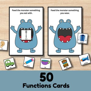 Puede incluir: Tarjetas didácticas con una ilustración de un monstruo azul. Las tarjetas presentan el texto "Alimenta al monstruo con algo que comes" y "Alimenta al monstruo con algo que usas." Tarjetas adicionales muestran un tenedor, una chaqueta, un coche, un lápiz, una taza, una cama y un avión. El conjunto se titula "50 Tarjetas de Funciones."
