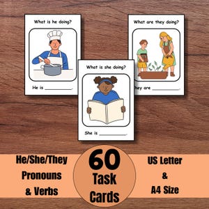 Puede incluir: Tarjetas de tareas educativas con ilustraciones y frases para completar. Las tarjetas presentan imágenes de personas realizando acciones, con preguntas como «¿Qué está haciendo?» y «¿Qué están haciendo?». El conjunto incluye 60 tarjetas y está disponible en tamaños US Letter y A4.
