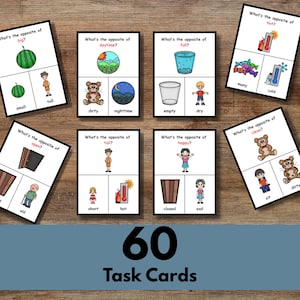 Puede incluir: Tarjetas de tareas educativas con opuestos, que ilustran grande/pequeño, día/noche, lleno/vacío, caliente/frío, abierto/cerrado, alto/bajo y feliz/triste. Las tarjetas se muestran sobre una superficie de madera, con el texto "60 Task Cards" en la parte inferior.