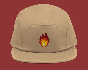 Gorra minimalista de algodón con cinco paneles y llamas de fuego bordadas