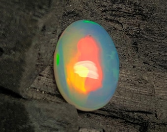 2.55 Carat Welo Feueropal Cabochon, AAA Edelstein aus Äthiopien
