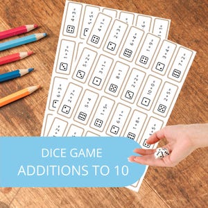 Op de afbeelding: Educatieve spelvellen met optelsommen tot 10, met dobbelsteenillustraties. De vellen worden vergezeld door kleurpotloden en een hand die een dobbelsteen vasthoudt. De tekst "DICE GAME ADDITIONS TO 10" staat op een blauwe banner.
