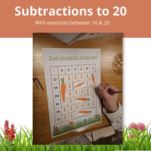 Op de afbeelding: Een werkblad getiteld "Aftrekken tot 20" met oefeningen tussen 10 en 20. Het werkblad bevat een raster met getallen en wortel illustraties. Een hand houdt een pen vast en maakt de aftreksommen. De tekst "Zoek de wortels op het veld" is zichtbaar.