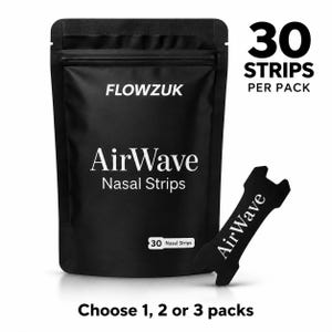 Può includere: Una busta nera richiudibile etichettata FLOWZUK AirWave Nasal Strips con 30 STRIPS PER PACK stampato nell'angolo. Una singola striscia nasale nera con il testo bianco AirWave è posizionata davanti alla busta. Il testo Choose 1, 2 or 3 packs è sotto.