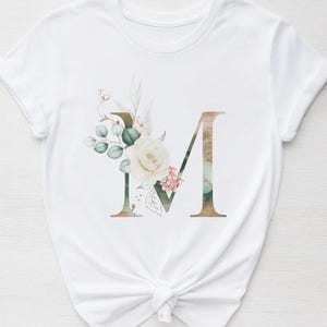 Camiseta con monograma floral personalizado: camiseta con letras personalizadas y elegante diseño botánico: una idea de regalo única