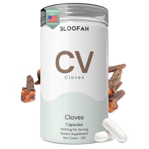 Puede incluir: Un frasco cilíndrico blanco de suplemento dietético en cápsulas Bloofah CV Cloves. La etiqueta muestra el texto CV, Cloves, 1000mg Per Serving y Net Count - 120. Detrás del frasco se ven clavos de olor secos y delante hay dos cápsulas blancas.