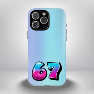 Puede incluir: Funda de teléfono azul claro con un diseño degradado, con el número "67" en estilo graffiti. El número está delineado en negro con colores rosa, azul y morado. La funda tiene un módulo de cámara con tres lentes.