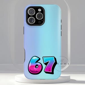 Könnte beinhalten: Eine Handyhülle mit einem blau-violetten Farbverlauf. Auf der Hülle ist die Zahl "67" in einer Graffiti-Schriftart mit schwarzem Umriss und rosa und blauer Farbgebung abgebildet. Die Handyhülle hat einen Kameraausschnitt.