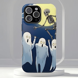 以下が含まれることがあります： ハロウィーンのデザインの携帯電話ケース。満月を掴もうとする骸骨と、線にぶら下がっている3匹の漫画の幽霊が描かれています。背景は濃い青色の夜空です。