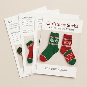 Könnte beinhalten: Eine Strickanleitung mit dem Titel "Christmas Socks" mit Anweisungen und Details zur Sockenweite. Die Anleitung zeigt zwei fertige Socken, eine grüne und eine rote, jeweils mit einem Schneeflockenmuster. Der Text "PDF DOWNLOAD" ist ebenfalls sichtbar.