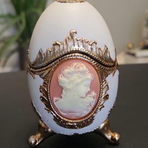 ヴィンテージ日本製カメオ卵型オルゴール – ファベルジェ風、ベルベットの内装