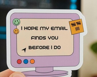 Op de afbeelding: Een sticker met een retro computerontwerp met de tekst "I HOPE MY EMAIL FINDS YOU BEFORE I DO". De sticker heeft een lichtpaarse rand en een beige scherm. Smiley-emoticons en een post-it met streepjes zijn ook inbegrepen.