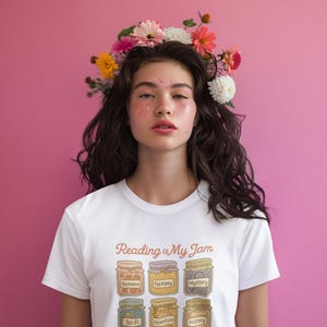 Camiseta "Ler é a minha paixão" | Camiseta com estampa de potes de geleia inspirados em gêneros literários