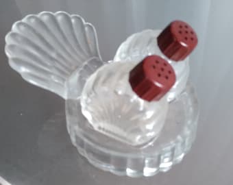 Glass Turkey Tail Holder with Salt and Pepper Shakers, Vintage Salt and Pepper, Fun Funky Tableware, Red Lid, Holiday Party Accessory