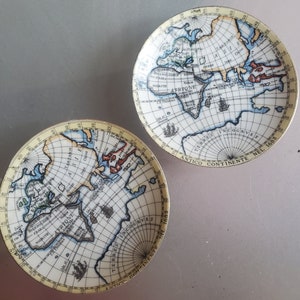Weltkarte Atlas kleine Porzellantabletts, Vintage Wohndekor, zweier Set, Weltreise, Vintage Karten der Welt