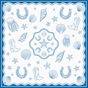 Könnte beinhalten: Ein quadratisches weißes Bandana mit einem blauen Linienmuster aus Cowboystiefeln, Hufeisen, Quallen, Muscheln und Seesternen. Das Design ist von einem blauen Seilrand umgeben und enthält einen zentralen, gewellten Rahmen mit einem Seestern.