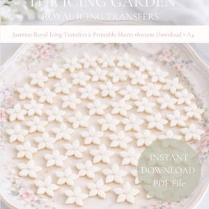 Puede incluir: Una placa con transferencias de glaseado real de jazmín blanco. Cada flor tiene cinco pétalos y un centro perlado. El texto dice: "THE ICING GARDEN ROYAL ICING TRANSFERS" y "Jasmine Royal Icing Transfers 6 Printable Sheets Instant Download A4". También hay un gráfico de "INSTANT DOWNLOAD PDF File".