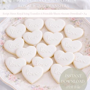 以下が含まれることがあります： 白いハート型のロイヤルアイシング転写シート。筆記体で「love」の文字が書かれています。花柄のプレートに並べられています。画像には「The Icing Garden, Royal Icing Transfers, Instant Download PDF File」と書かれています。