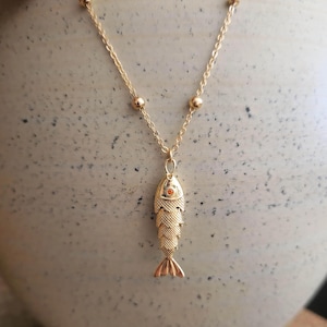 Vergulde ketting met gearticuleerde vissen | 24-karaats vergulde kogelketting | Handgemaakte gouden sieraden | Prachtig cadeau voor haar