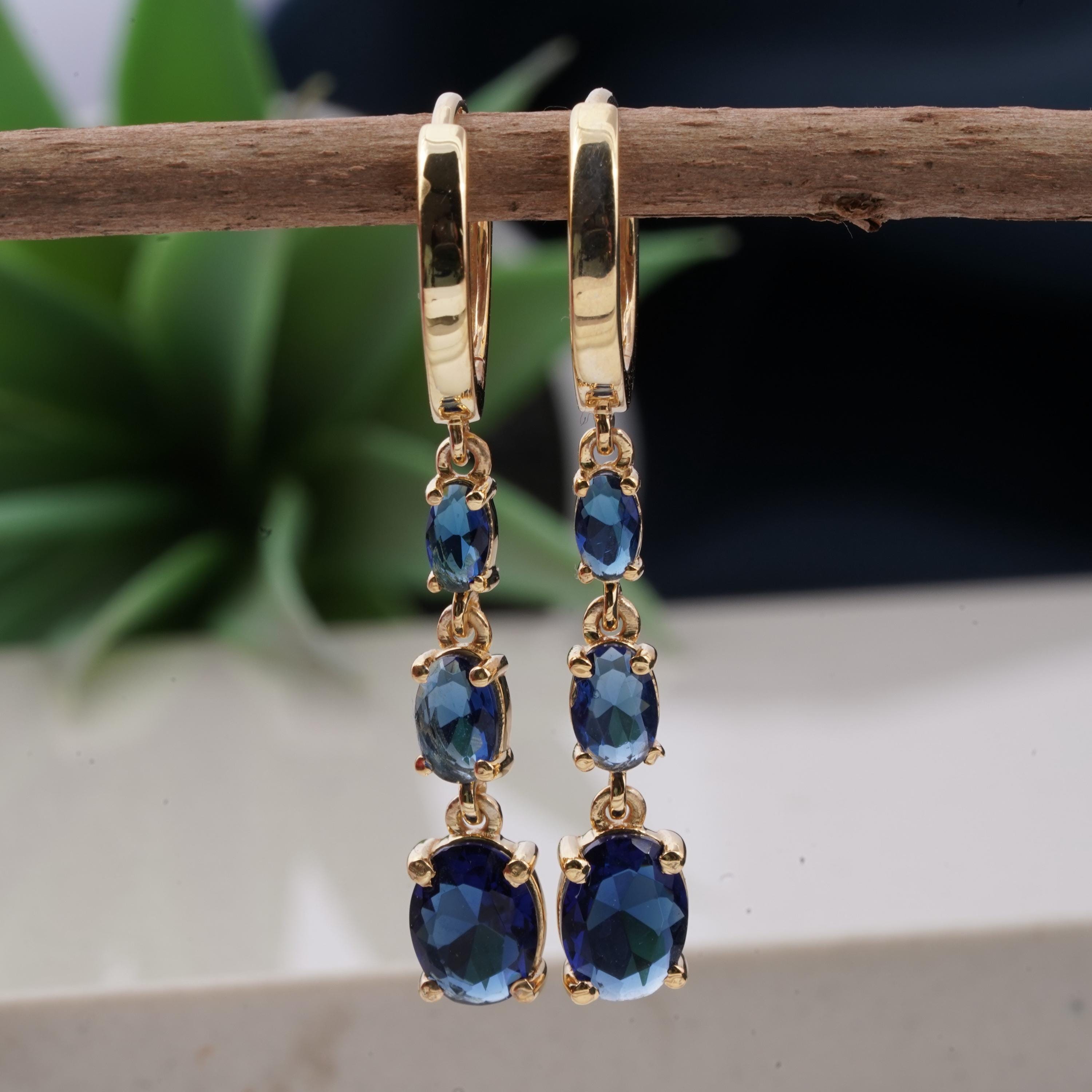 Orecchini Con Zaffiri E Diamanti Su Montatura In Oro Bianco 18 Kt