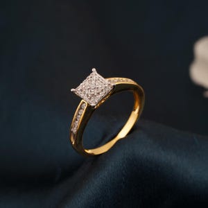 Anillo de aniversario con racimo de moissanita: plata de ley bañada en oro amarillo de 14 quilates