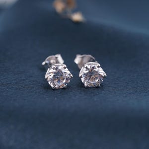 Clous d'oreilles en moissanite | Boucles d'oreilles solitaires en diamant | Boucles d'oreilles en argent sterling 925 | Bijoux pour femme en plaqué or blanc 14 carats.