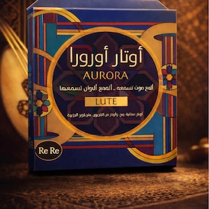 Puede incluir: Una caja de producto con el texto "AURORA" y escritura árabe. La caja es azul oscuro con detalles dorados, turquesa y rojos. También es visible la palabra "LUTE". El fondo presenta un laúd y una superficie estampada.