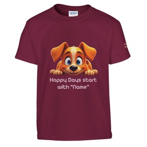T-shirt personalizzata per bambini "Happy the Dog Treasure Hunter" - Stampa fronte e retro con nome personalizzato e manica sinistra con marchio