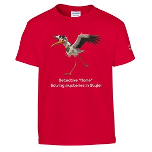 Camiseta infantil personalizada de Marlo, el detective cigüeña: impresión frontal y trasera, nombre personalizado y manga izquierda de marca.