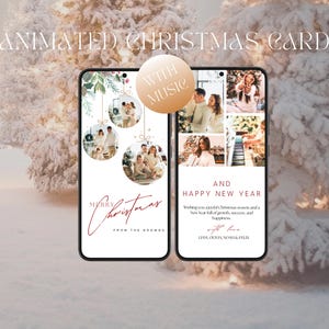 以下が含まれることがあります： 2つのスマートフォンに表示されたアニメーションクリスマスカードのテンプレート。左側の画面には、家族写真と「Merry Christmas」の文字が表示されています。右側の画面には、さらに多くの写真と「Happy New Year」の文字が表示されています。背景は雪景色です。