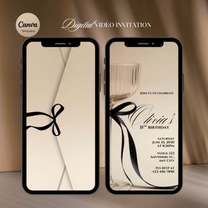 Pode incluir: Dois smartphones exibindo um modelo de convite de vídeo digital. A tela esquerda mostra um envelope bege com uma fita preta. A direita apresenta um copo canelado, uma fita preta e o texto: Olivia's 31st Birthday, 25 de junho de 2030, 20:30.