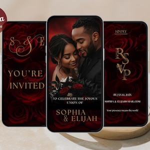 Può includere: Tre schermi di smartphone che mostrano un design di invito a nozze. Il design presenta uno sfondo di rose rosso scuro con testo dorato che recita "You're Invited", "Sophia & Elijah" e dettagli RSVP. Lo schermo centrale mostra una coppia.