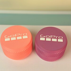 Étui personnalisé pour Go-pro, avec batterie intégrée et emplacements pour carte SD.