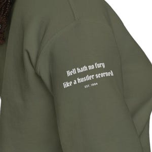 Clipse x Hustler Scorned | Uniseks geborduurde ronde hals | Hiphop streetwear-trui - Hell Hath No Fury Quote - PushaT Fan Gift
