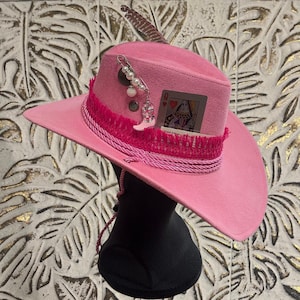 Der Queen of Hearts Cowgirl Hut - Pinker Fedora mit Fransen, Anhängern & Spielkarten Akzent