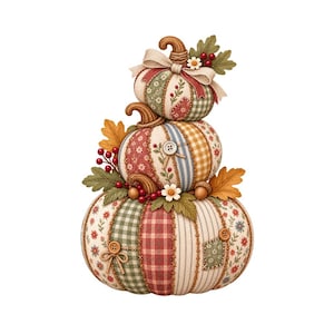 Puede incluir: Una pila decorativa de tres calabazas de tela con un diseño de patchwork que incluye varios patrones como flores, cuadros y vichy en tonos rojos, verdes, azules y beige. Las calabazas están adornadas con botones, lazos y hojas artificiales.