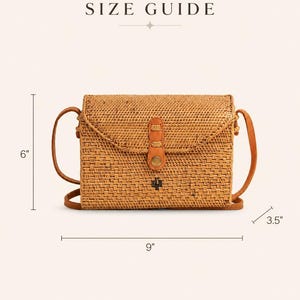 a small woven purse with a leather strap, providing a size guide for the product.