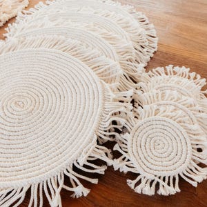 Juego de manteles individuales redondos de macramé con posavasos de algodón incluidos - Vajilla Boho